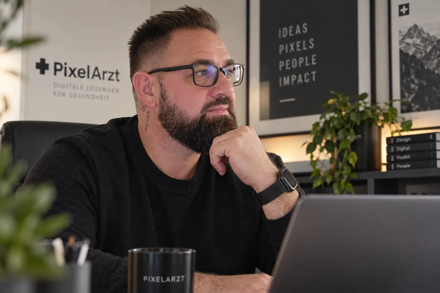 Fahrudin Cehic bei der konzeptionellen Arbeit